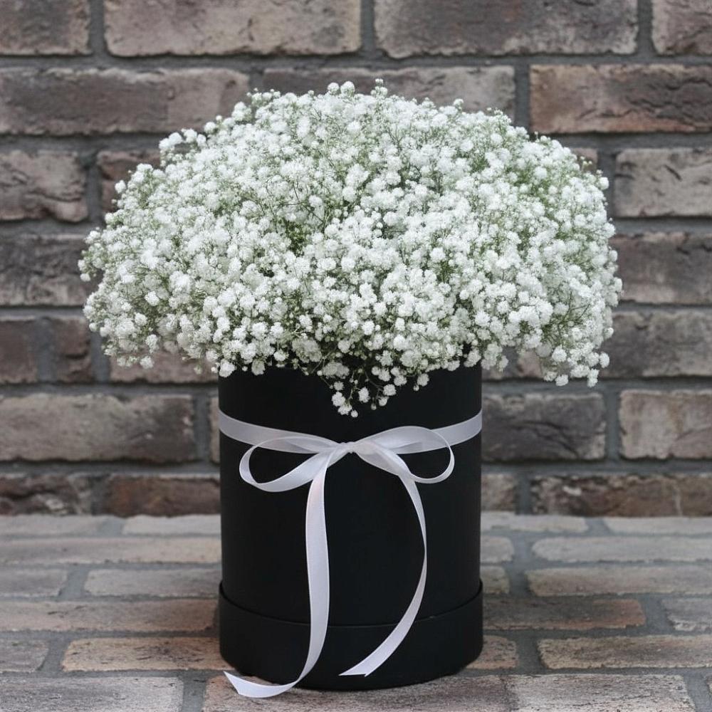 Цветочная композиция из Гипсофила в шляпной коробке в Мельчевке